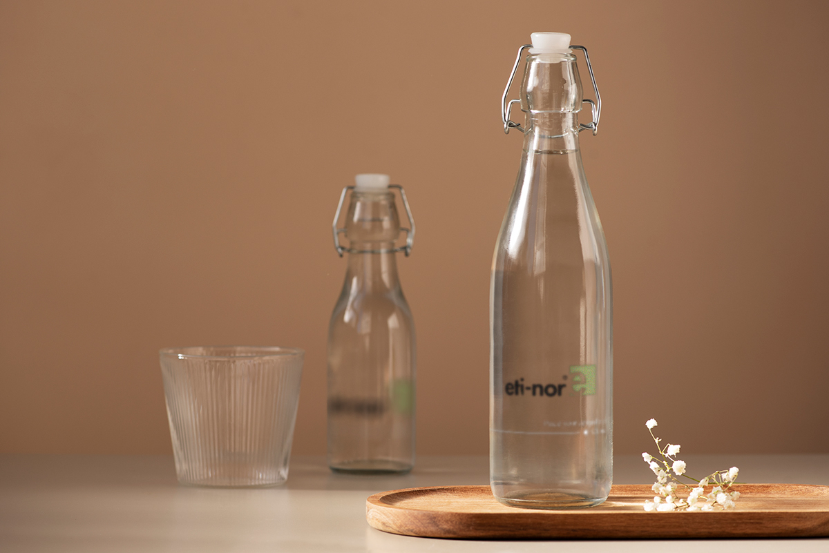Las etiquetas minimalistas para agua embotellada en cristal buscan conectar con los consumidores emocionalmente